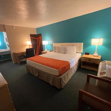 Howard Johnson By Wyndham Bakersfield Exterior photo
