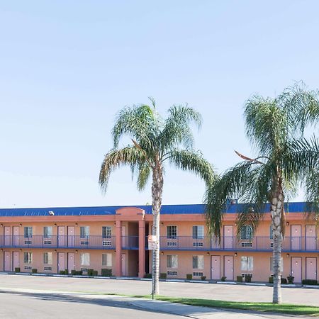 Howard Johnson By Wyndham Bakersfield Exterior photo