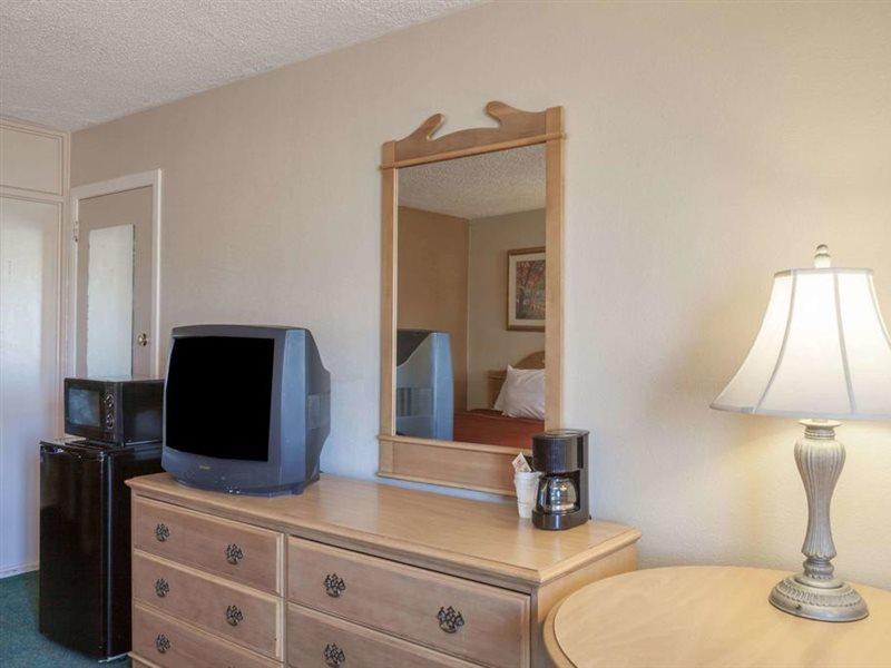 Howard Johnson By Wyndham Bakersfield Exterior photo