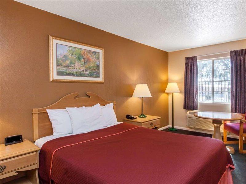 Howard Johnson By Wyndham Bakersfield Exterior photo