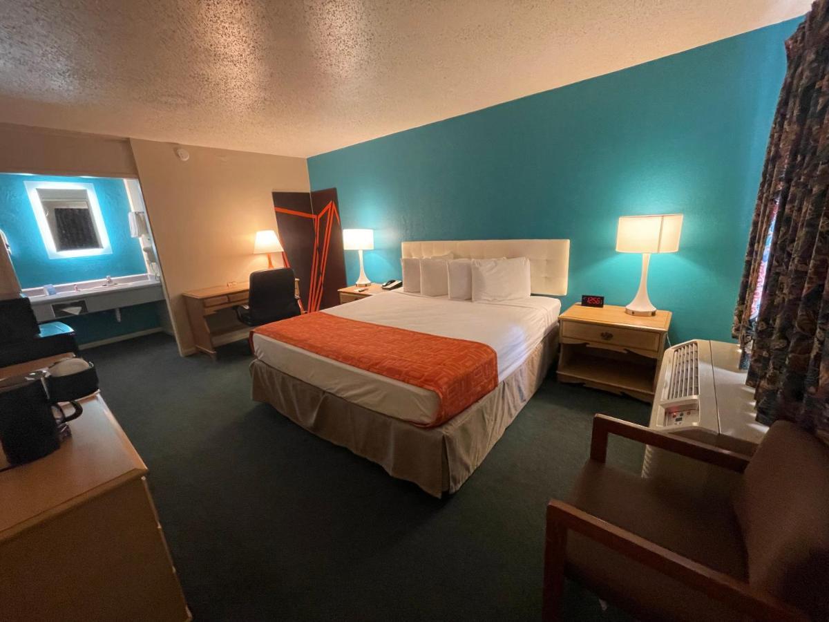 Howard Johnson By Wyndham Bakersfield Exterior photo