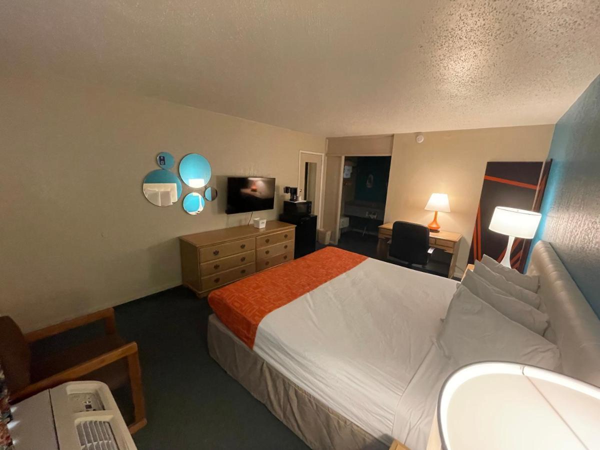 Howard Johnson By Wyndham Bakersfield Exterior photo