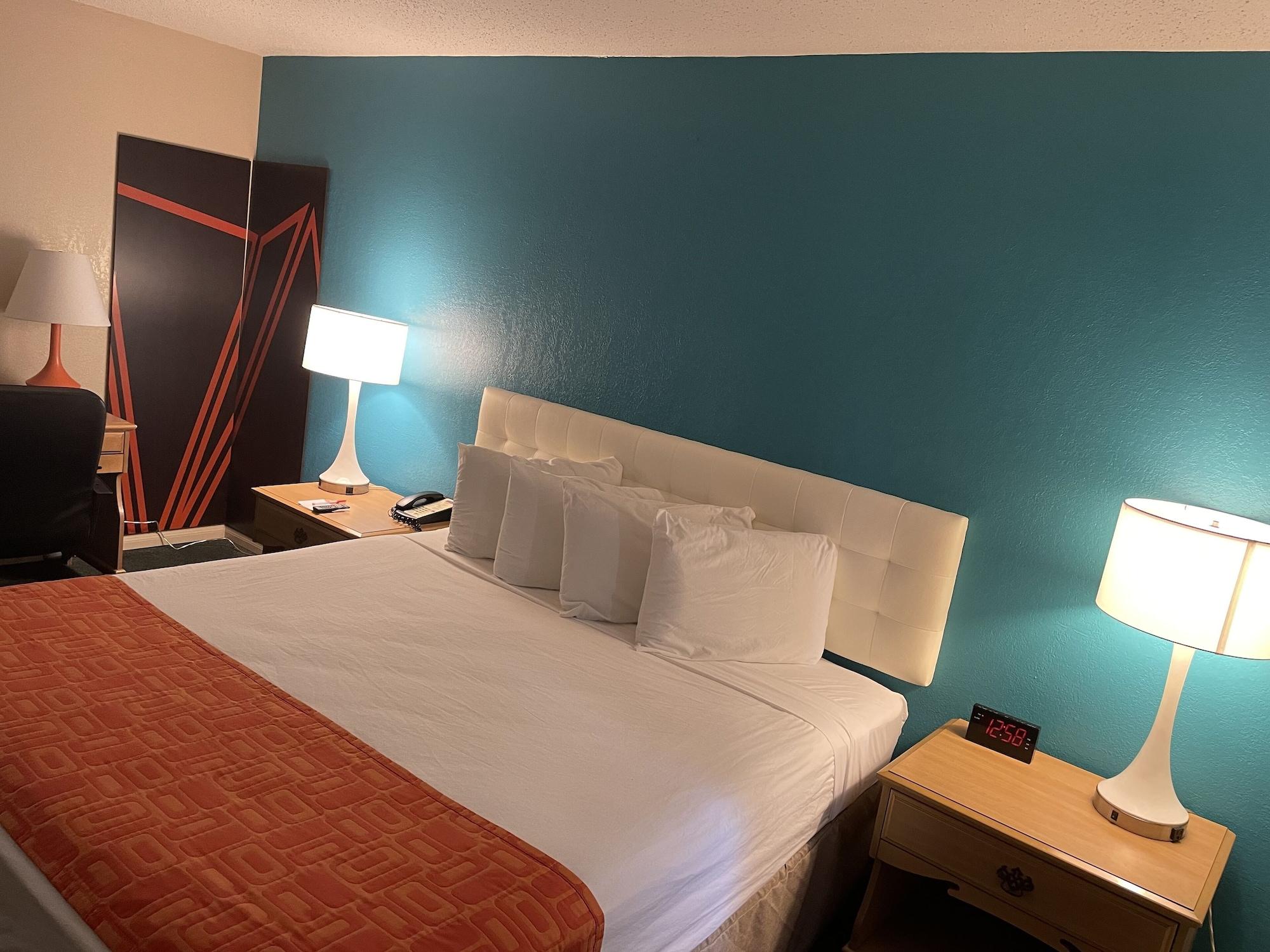 Howard Johnson By Wyndham Bakersfield Exterior photo