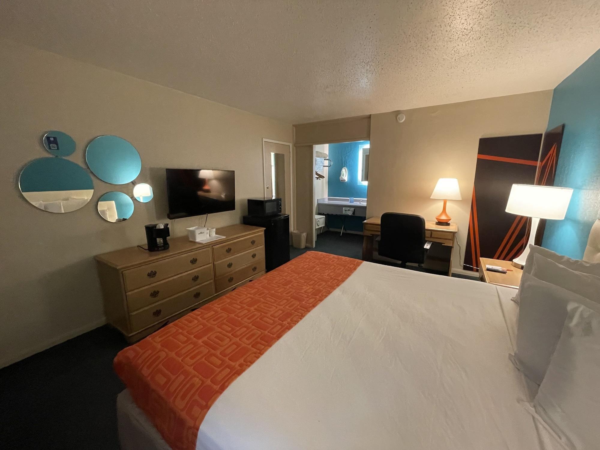 Howard Johnson By Wyndham Bakersfield Exterior photo
