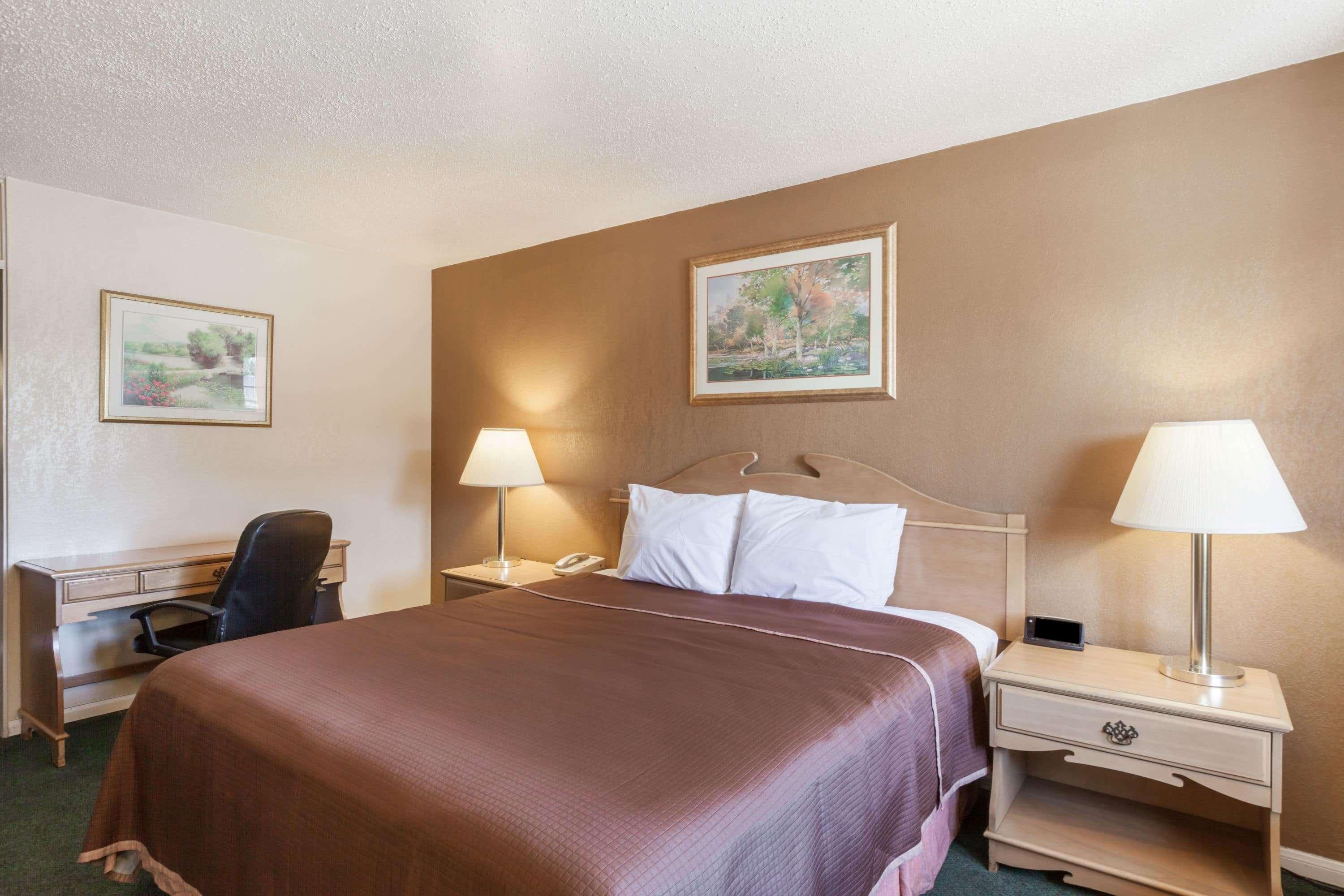 Howard Johnson By Wyndham Bakersfield Exterior photo