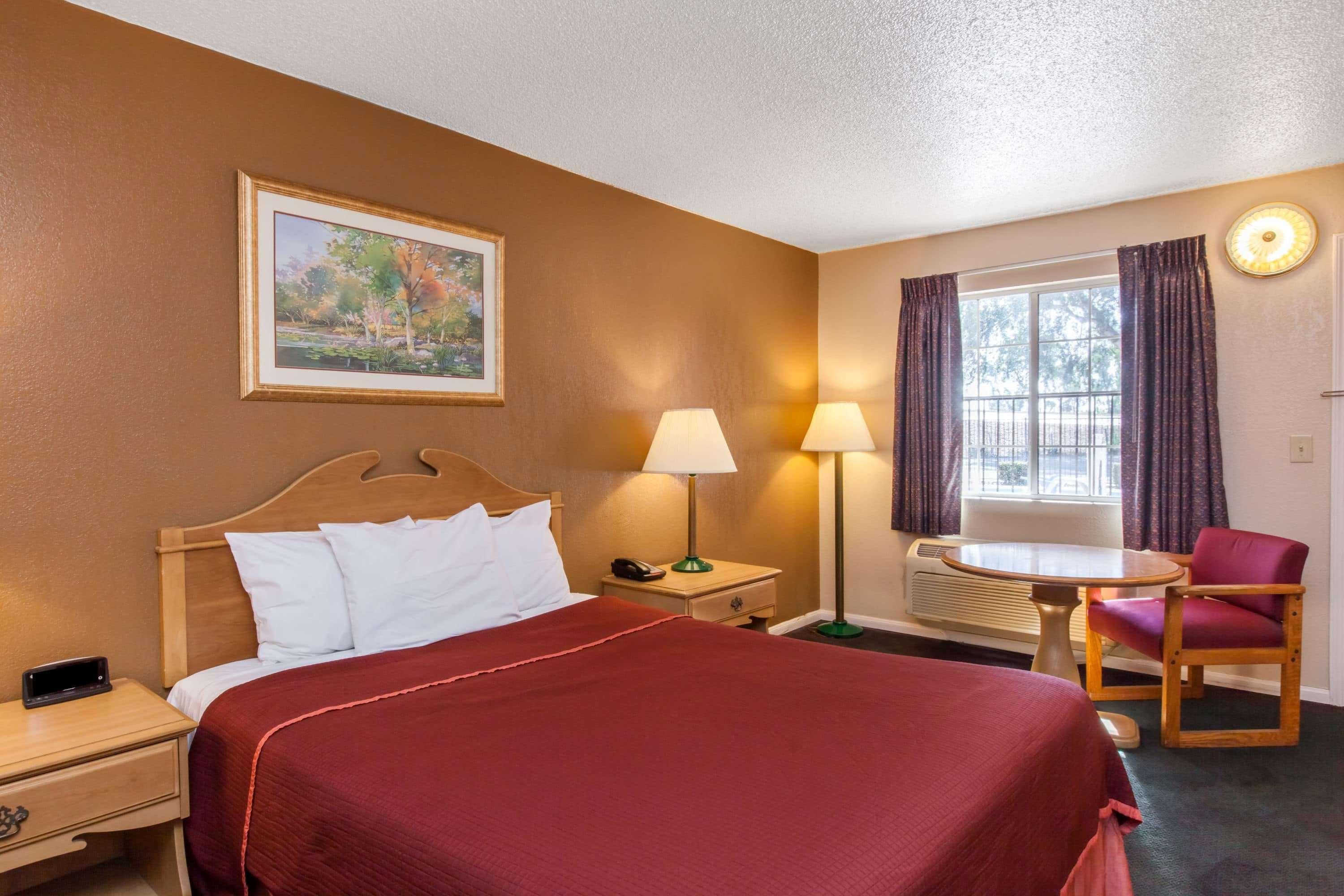 Howard Johnson By Wyndham Bakersfield Exterior photo