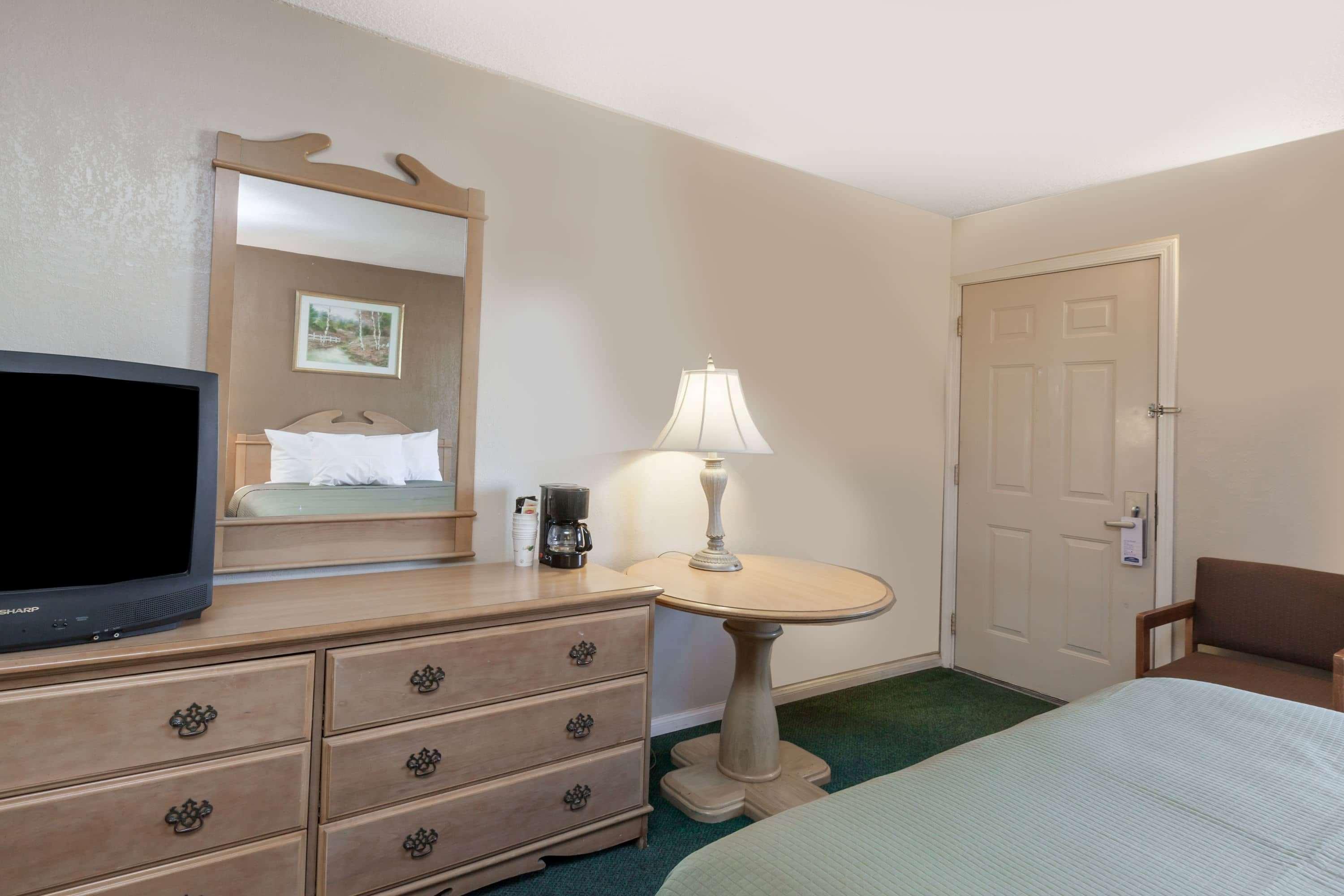 Howard Johnson By Wyndham Bakersfield Exterior photo