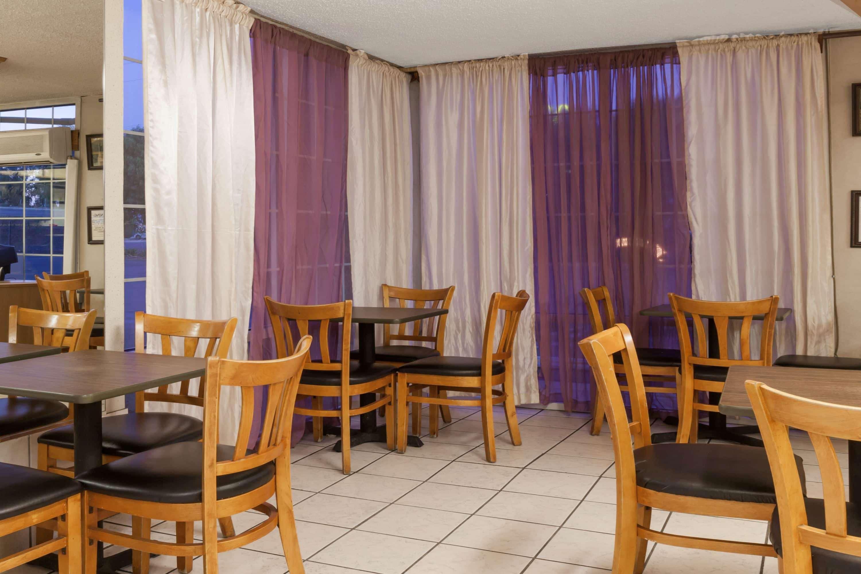 Howard Johnson By Wyndham Bakersfield Exterior photo