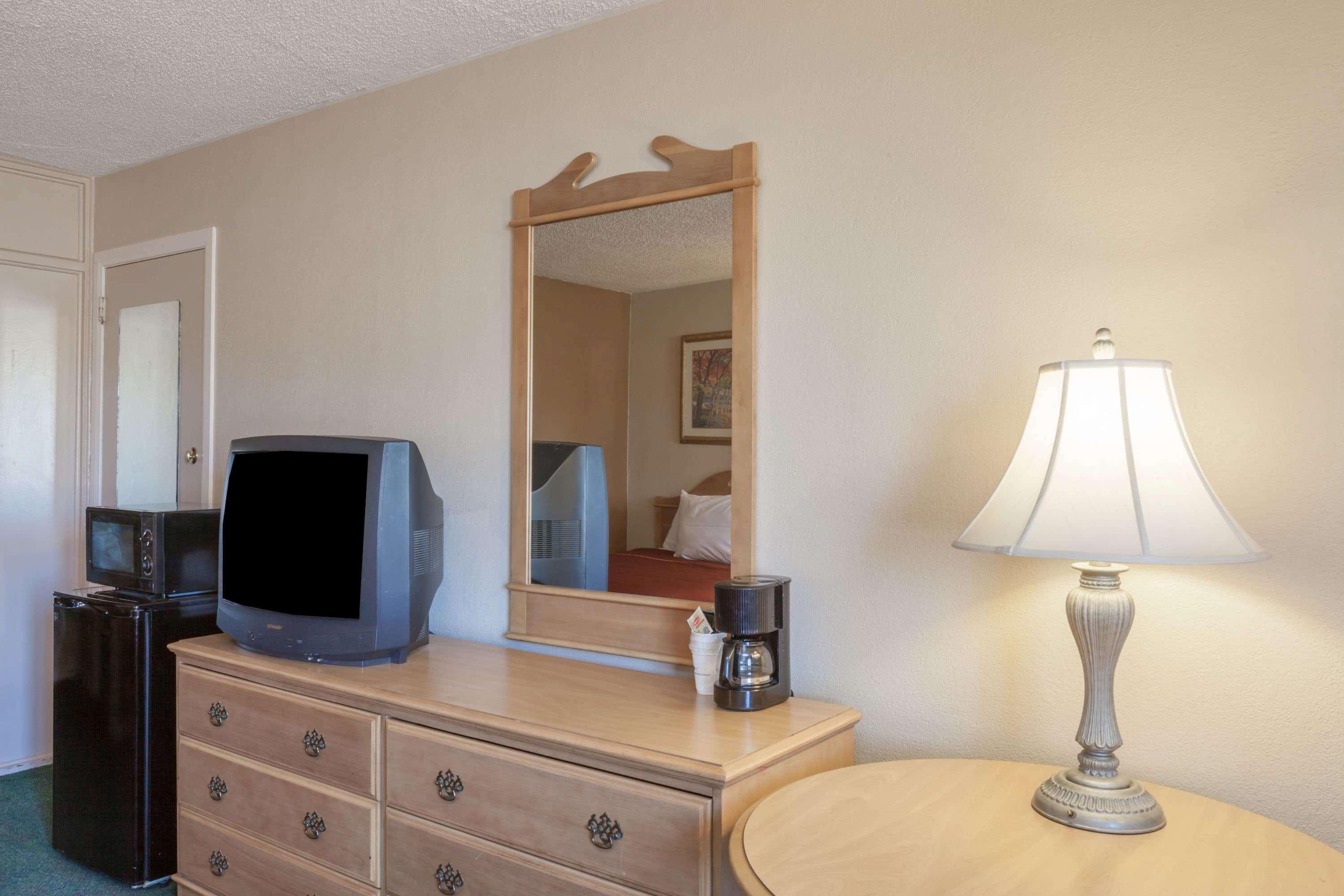 Howard Johnson By Wyndham Bakersfield Exterior photo