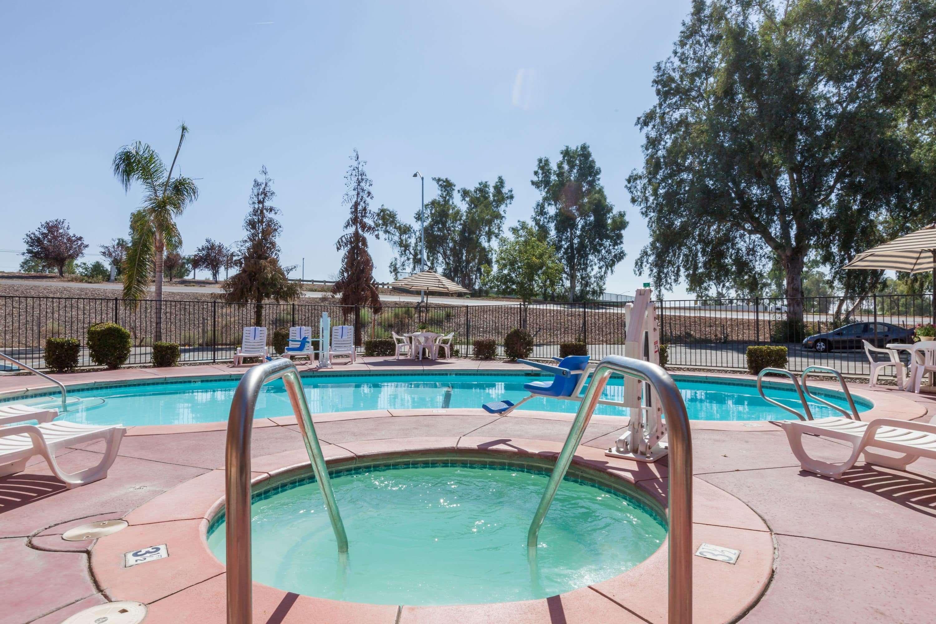 Howard Johnson By Wyndham Bakersfield Exterior photo